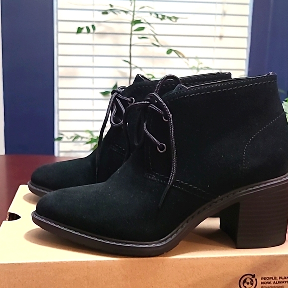 NWT Clark's Suede ankle boots. Black. - Picture 10 of 13